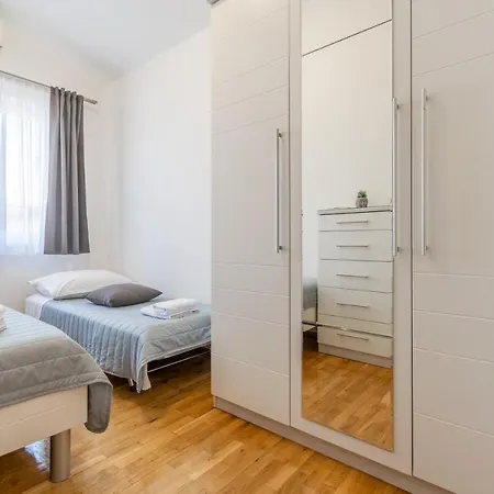Iva With Sea View Apartman